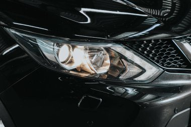 Novosibirsk, Rusya 29 Eylül 2020 Nissan X-Patikası, dış görev. Modern araba ksenon lambasına yakın.