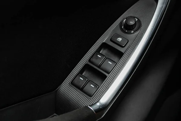 2020年8月7日 俄罗斯Novosibirsk Mazda 一辆新车门控面板的特写 扶手休息与窗口控制面板 门锁按钮 和镜像控制 — 图库照片