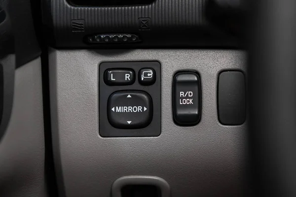 2020年8月7日 俄罗斯Novosibirsk Mitsubishi Pajero Sport 汽车面板侧镜按钮黑色特写 无商标 — 图库照片