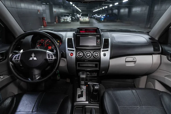 Novosibirsk Rusia Agosto 2020 Mitsubishi Pajero Sport Luxury Car Interior —  Fotos de Stock