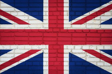 Birleşik Krallık 'ın ulusal bayrağı eski bir tuğla duvarda boya renkleriyle tasvir ediliyor. Tuğla duvar arka planında bayrak pankartı.