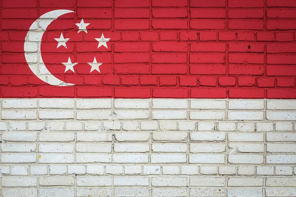 古いレンガの壁にペイント色で描かれたシンガポールの国旗 レンガの壁の背景に旗 — ストック写真