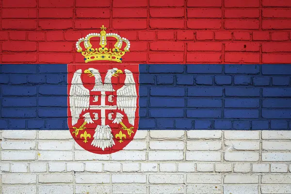 古いレンガの壁に塗装色で描かれたセルビアの国旗 レンガの壁の背景に旗 — ストック写真