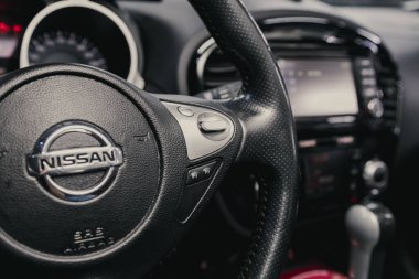 Novosibirsk, Rusya 23 Ağustos 2020: Nissan Juke, hızlı kontrol telefonu, müzik ve diğer işlevler için çok fonksiyonlu yeni siyah direksiyon simidi