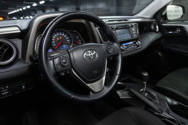 Novosibirsk, Rusya 07 Ağustos 2020: Toyota RAV-4, kokpit iç kabin detayları, hız göstergesi ve taktik ölçer. Siyah deri iç döşeme 