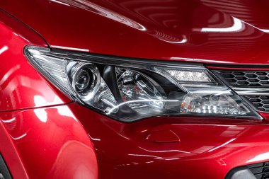 Novosibirsk, Rusya 07 Ağustos 2020: Toyota RAV-4, yeni araba için detay ışığı. Dış detay  