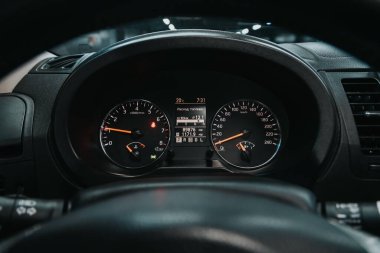 Novosibirsk, Rusya 29 Eylül 2020: Nissan X-Trail, beyaz arka ışıklandırmalı araç gösterge paneli: kilometre sayacı, hız göstergesi, takometre, yakıt seviyesi, su sıcaklığı ve daha fazlası