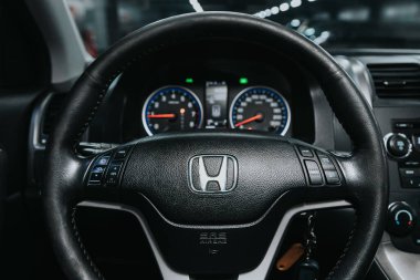 Novosibirsk, Rusya 29 Eylül 2020: Honda CR-V, kokpit iç kabin detayları, hız göstergesi ve taktik ölçer. Siyah deri iç döşeme 