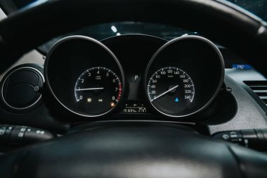 Novosibirsk, Rusya 19 Eylül 2020: Mazda 3, beyaz arka ışıklandırmalı araç paneli: kilometre sayacı, hız göstergesi, takometre, yakıt seviyesi, su sıcaklığı ve daha fazlası
