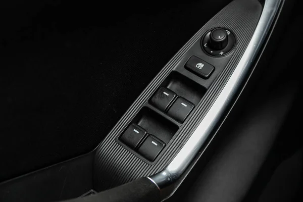 2020年8月7日 俄罗斯Novosibirsk Mazda 在一辆新的现代汽车上关闭了一个门控面板 扶手休息与窗口控制面板 门锁按钮 和镜像控制 — 图库照片
