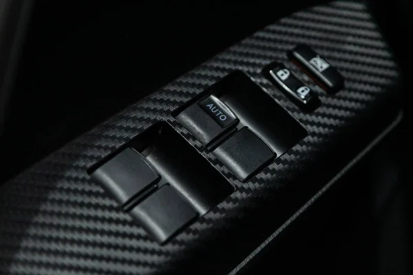 2020年8月7日 俄罗斯Novosibirsk 丰田Rav 新款现代汽车门控面板的关闭 扶手休息与窗口控制面板 门锁按钮 和镜像控制 — 图库照片