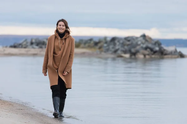 Bella Giovane Donna Fresca Che Cammina All Aperto Spiaggia Indossa — Foto Stock