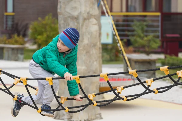 Menino Ágil Sobe Uma Escada Corda Uma Cidade Pendurada Playground — Fotografia de Stock