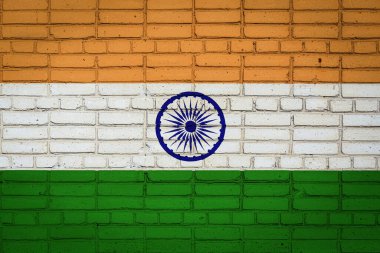 Hindistan 'ın ulusal bayrağı eski bir tuğla duvarda boya renkleriyle resmedilmiş. Tuğla duvar arka planında bayrak pankartı.