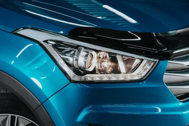 Novosibirsk, Rusya 08 Ekim 2020: Hyundai Creta, Mavi araba farları. Dış görev ayrıntıları. Modern LED farlardan birinin detaylarını kapat. 