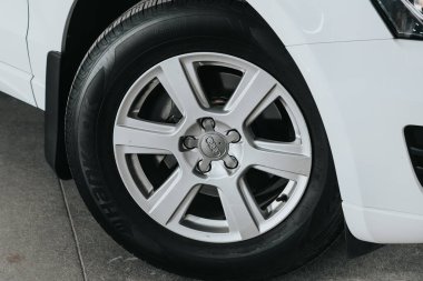 Novosibirsk, Rusya 08 Ekim 2020: Audi Q5, Alaşımlı tekerlek ve yakın çekimde yeni lastik. Tekerlek ayarlama diski