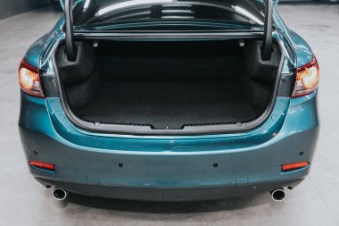 Novosibirsk, Rusya 08 Ekim 2020: Mazda 6, açık bagaj, far, tampon, ön görüş. Modern bir arabanın dışı. 