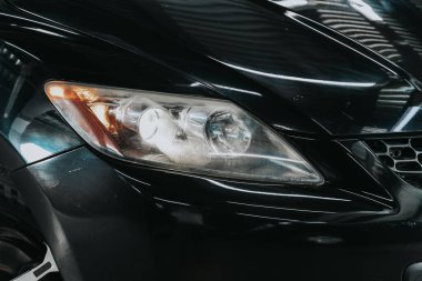 Novosibirsk, Rusya 08 Ekim 2020 Mazda CX-7, siyah araba farları. Dış görev ayrıntıları. Modern LED farlardan birinin detaylarını kapat. 
