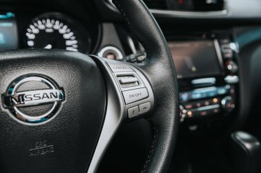 Novosibirsk, Rusya 08 Ekim 2020: Nissan X-Trail, hızlı kontrol telefonu, müzik ve diğer işlevler için çok fonksiyonlu yeni siyah direksiyon