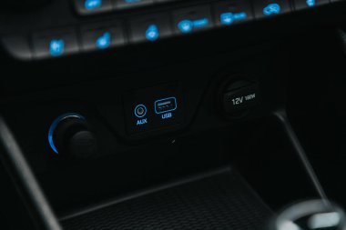 Novosibirsk, Rusya 08 Ekim 2020: Hyundai Tucson, Arabada bir şarj yakın, sigara çakmağı, aux, usb konnektörleri. modern araba stajyeri