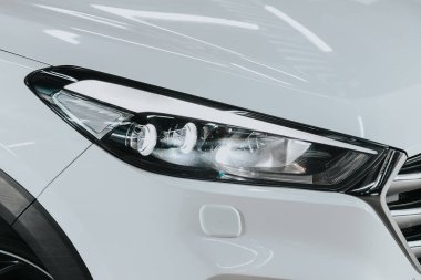 Novosibirsk, Rusya 08 Ekim 2020: Hyundai Tucson, dış görev. Modern araba ksenon lambasına yakın. 