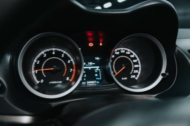 Novosibirsk, Rusya 08 Ekim 2020: Mitsubishi Lancer, arabanın ön paneli parlak ışıkla aydınlatılır. Hız göstergesi, daire ölçer, yağ ve yakıt seviyesi 