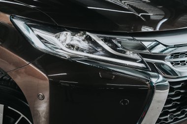 Novosibirsk, Rusya 08 Ekim 2020: Mitsubishi Pajero Spor, dış görev. Modern araba ksenon lambasına yakın.