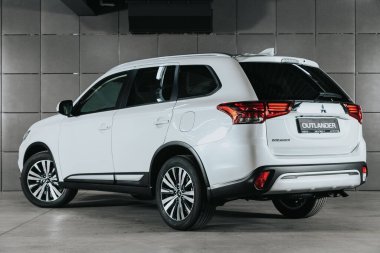 Novosibirsk, Rusya 08 Ekim 2020: beyaz Mitsubishi Outlander, arka görüş. Novosibirsk 'te bir otoparkta Japonya' da yapılan modern bir geçişin fotoğrafları. 