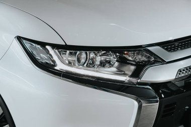 Novosibirsk, Rusya 08 Ekim 2020: Mitsubishi Outlander, dış görev. Modern araba ksenon lambasına yakın.