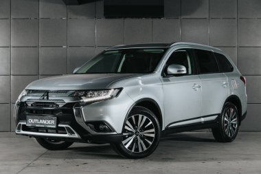 Novosibirsk, Rusya 08 Ekim 2020: gri Mitsubishi Outlander, ön manzara. Novosibirsk 'te bir otoparkta Japonya' da yapılan modern bir geçişin fotoğrafları. 