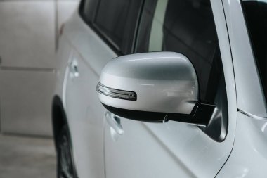 Novosibirsk, Rusya 08 Ekim 2020: Mitsubishi Outlander, bir arabanın yan aynası. Dış detay  
