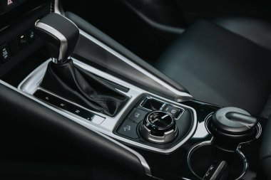 Novosibirsk, Rusya 08 Ekim 2020: Mitsubishi Pajero Spor, Vites Vardiyası. Arabanın otomatik vites kutusu, arabanın içi.