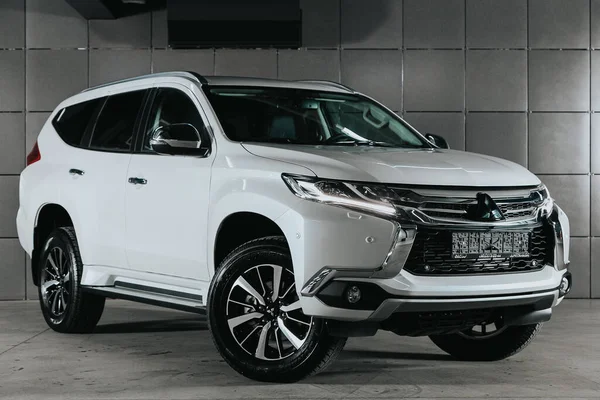 Nowosibirsk Russland Oktober 2020 Weißer Mitsubishi Pajero Sport Frontansicht Fotografie — Stockfoto