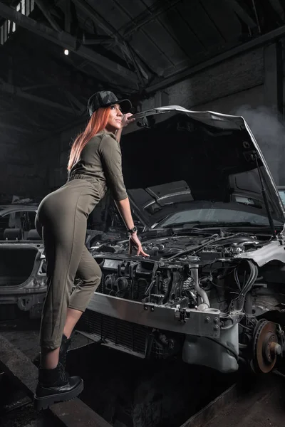 Modelo Roupas Elegantes Contra Capô Aberto Carro Desmontado Garagem Design — Fotografia de Stock