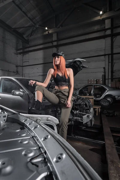Garajında Parçalanmış Arabasıyla Kot Pantolon Giyen Spor Bir Kadının Portresi — Stok fotoğraf