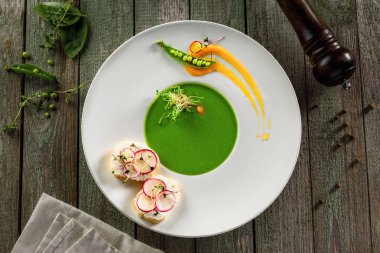 RIM çorba plaka sağlıklı bezelye krem çorbası. Lezzetli Avrupa mutfağı yemek.