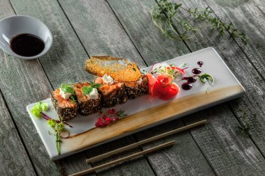 Sashimi somon turşu zencefil ve soya sosu ile alır. Geleneksel Japon yemekleri mead taze somon balık.