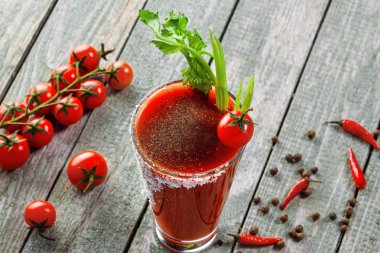 Klasik bloody mary rustik ahşap bir masa üzerinde kokteyl bardak. Domates suyu, votka, biber, tuz, limon suyu, kereviz ve diğer tatlandırıcılar yapılan lezzetli alkollü içki. Hemen üzerinde atış üstten görünüm.