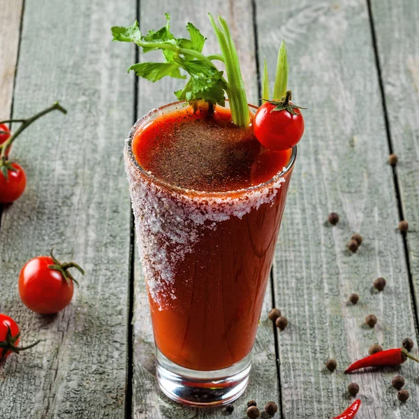 Marie Sanglante Classique Dans Verre Sur Une Table Bois Boisson — Photo