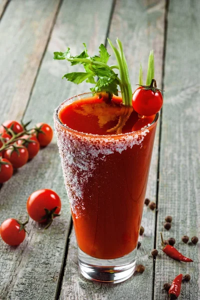 Klasik Bloody Mary Ahşap Bir Masa Üzerinde Bir Cam Domates — Stok fotoğraf