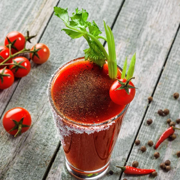 Glas Van Klassieke Bloody Mary Cocktail Een Rustieke Houten Tafel — Stockfoto