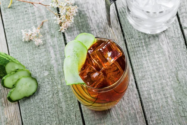 Klasickém Alkoholické Studený Nápoj Ledem Okurka Cola Vodky Sklenici Koktejl — Stock fotografie