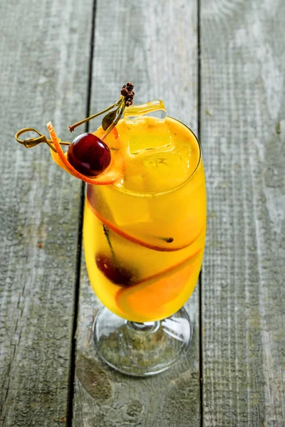 칵테일 알코올 펀치입니다 테이블에 오렌지 알코올 음료에 의하여 이루어져 — 스톡 사진