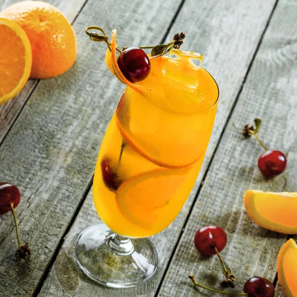 Cóctel Ponche Alcohólico Hecho Frutas Alcohol Vaso Largo Sobre Una —  Fotos de Stock