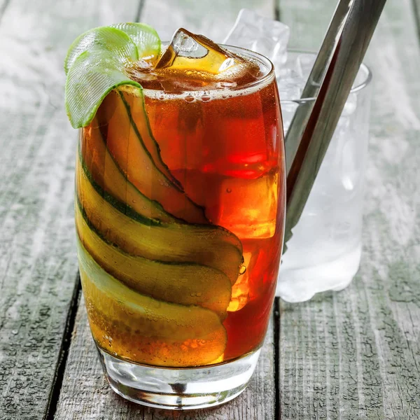 Deliciosa Bebida Alcohólica Con Pepino Cola Brandy Una Mesa Madera — Foto de Stock