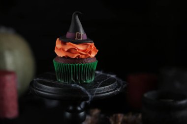 Cadı şapkalı Cadılar Bayramı keki