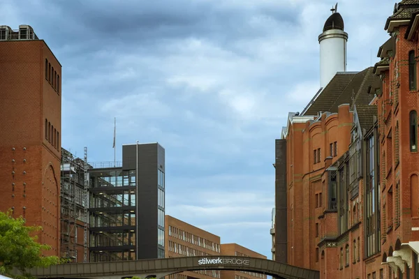 Hamburg'da binalar arasında Stilwerk köprü