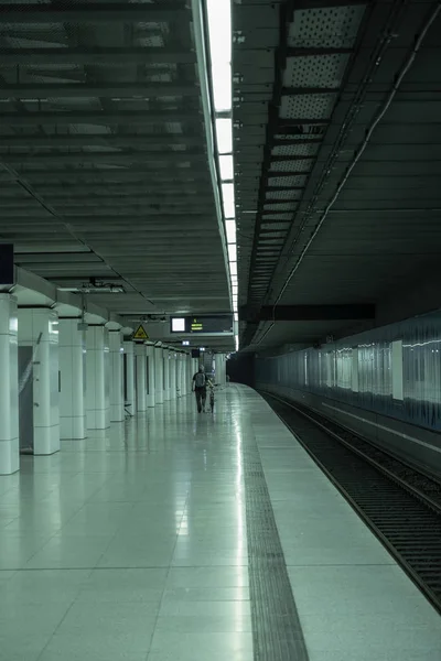 Neon ışık Metro istasyonunda