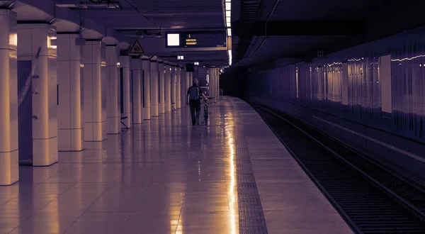 Станція метро в неоновому світлі — стокове фото