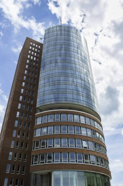 Bulutlar cam kule yansımaları